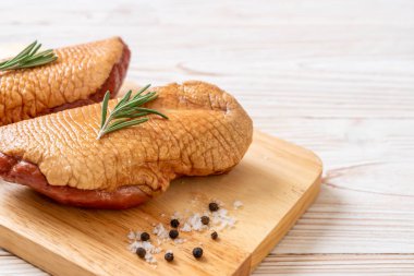 taze çiğ ördek göğsü malzemelerle ahşap tahta üzerinde