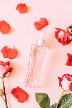parfüm şişesi ile rose petal arka plan üzerinde