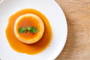 Naneli ev yapımı karamel kremalı puding.