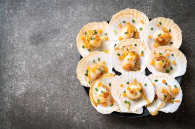 Kızarmış deniz tarağı, tereyağı ve sarımsak.