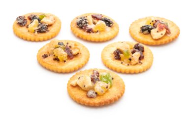 kraker bisküvi ile beyaz arka plan üzerinde izole Kuruyemiş