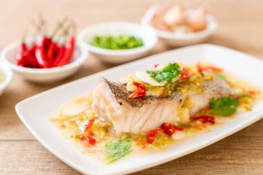 Kireç soyunma - orfoz balığı fileto Chili Lime Soslu buğulama Asya gıda tarzı