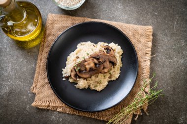 Mantar ve peynir ile ev yapımı risotto