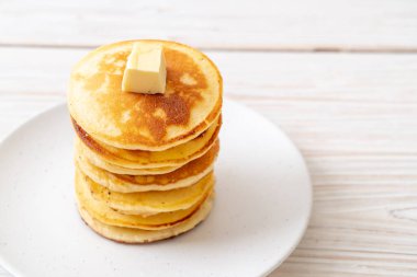 tereyağı ve bal ile krep yığını