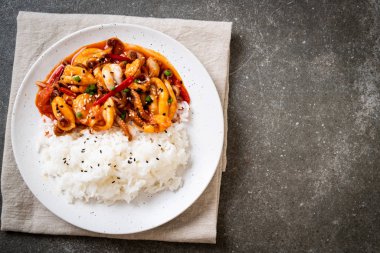 tavada kızartılmış ahtapot veya kalamar ve pirinç - Kore yemeği tarzı ile Kore baharatlı hamur (osam bulgogi)