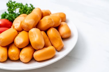 domuz eti kokteyl sosisi plaka üzerinde