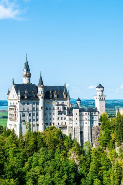 Neuschwanstein Şatosu Almanya'da Bavyera Alpleri, mavi gökyüzü ile güzel mimari