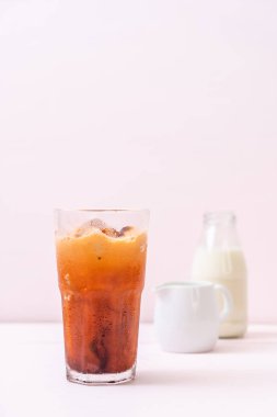 Tay çay buz küpü ile ahşap arka plan üzerinde süt