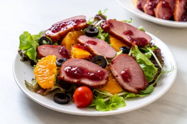 Izgara ördek göğsü sebze salatası ile