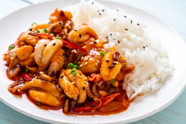 tavada kızartılmış ahtapot veya kalamar ve pirinç - Kore yemeği tarzı ile Kore baharatlı hamur (osam bulgogi)