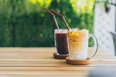 buzlu latte ile klasik cam buzlu çikolata kahve