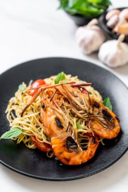 ızgara karides ve domates - İtalyan Füzyon gıda tarzı ile tavada kızartılmış spagetti