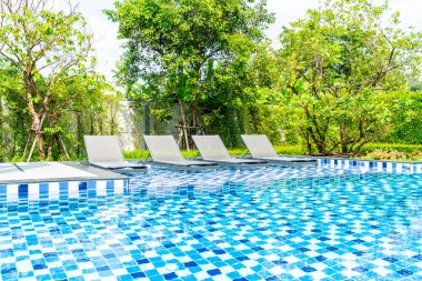 Otel ve tatil seyahat ve tatil için açık yüzme havuzunda havuzuyla yatak