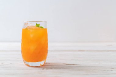 Buzlu bir bardak portakal suyu.