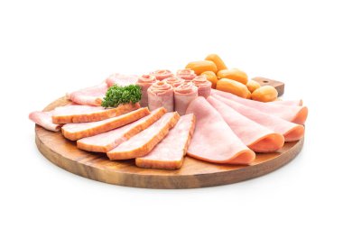 pastırma, sosis, jambon füme ve beyaz arka plan üzerinde izole Barbekü domuz pastırması