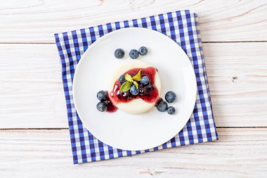 yoğurt puding taze yaban mersini - sağlıklı yemek ve tatlı ile