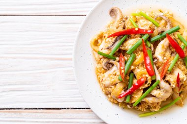 Karıştırılmış kalamar ya da tuzlu yumurtalı ahtapot - Asya deniz ürünleri tarzı