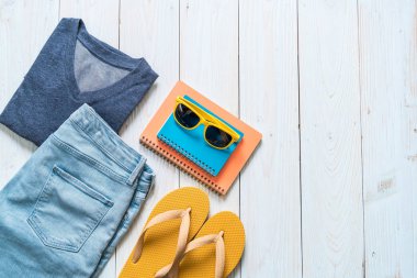 Gezgin, yaz tatili ahşap arka plan üzerinde erkek casual kıyafetler