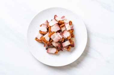 Kıtır kıtır domuz eti mi yoksa kızarmış domuz eti mi?