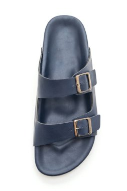 Erkekler beyaz arka plan üzerinde izole sandalet deri