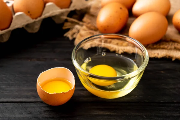 Bruine Eieren Houten Tafel Met Een Gebroken Dooier — Stockfoto