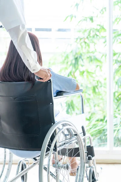 Asiatique Femme Patient Fauteuil Roulant Avec Médecin Principal — Photo