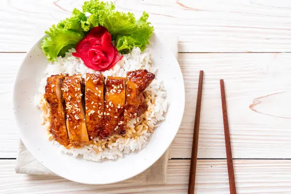 Gegrilltes Huhn Mit Teriyaki Sauce Auf Reisschüssel — Stockfoto