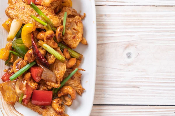 Kaju fıstığı - Asya gıda ile tavada kızartılmış tavuk