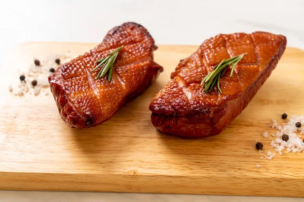 Kızarmış ördek göğsü ahşap tahta üzerinde