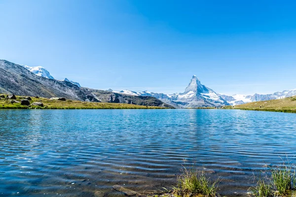 洛文兹 麦特洪与 Stellisee 湖在瑞士的策尔马特 — 图库照片