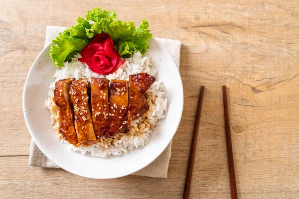 tepesinde ekmek kapısı üzerinde teriyaki soslu ızgara tavuk