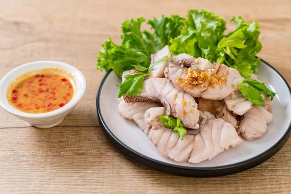 Soslu ve sebzeli haşlanmış balık sosu.