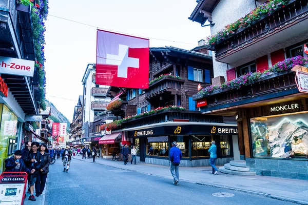 Zermatt Switzerland Aug 2018 Туристы Улице Вид Старый Город Церматт — стоковое фото