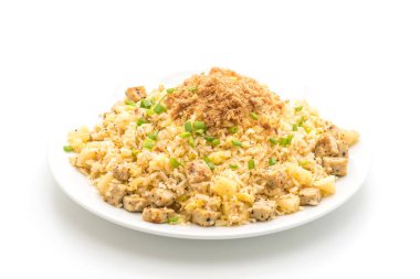 ananas kızarmış pilav beyaz arka plan üzerinde izole kurutulmuş rendelenmiş domuz eti ile