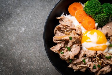 Donburi, domuz eti Pilav kasesi onsen yumurta ve sebze - Japon gıda tarzı