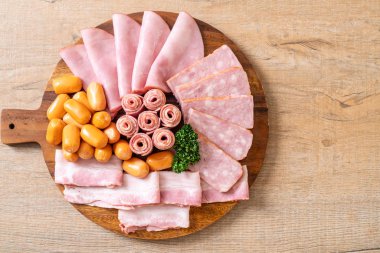 pastırma, sosis, jambon füme ve barbekü pastırma ahşap tahta üzerinde