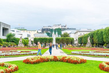 Salzburg, Avusturya - 30 Ağustos 2018: Mirabell Sarayı ve bahçeleri yürüyüş mesafesinde turistler