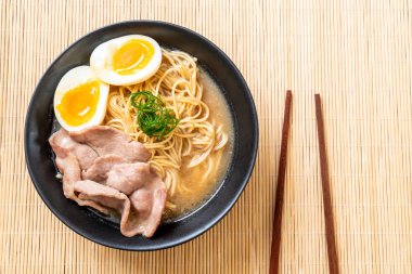domuz eti ve yumurta - Japon tarzı ile TONKOTSU ramen erişte