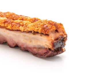 Fried çizgili domuz eti veya gevrek domuz eti veya derin kızarmış domuz eti beyaz arka plan üzerinde izole