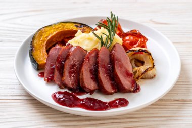 Kızarmış ördek göğsü sos, püre patates ve sebze ile