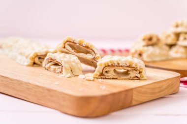 beyaz çikolata karamel ve gevrek gevrek ahşap bar ile