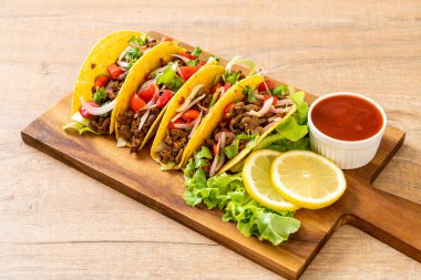 Meksika usulü et ve sebzeli taco.