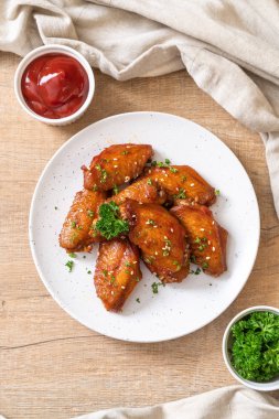 Beyaz susamlı ızgara tavuk kanadı.