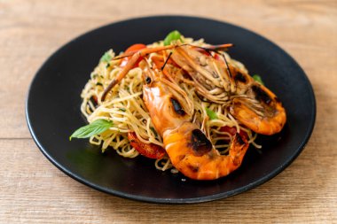 ızgara karides ve domates - İtalyan Füzyon gıda tarzı ile tavada kızartılmış spagetti
