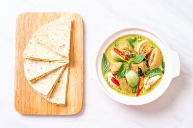 Roti ve yeşil köri tavuk - Müslüman gıda