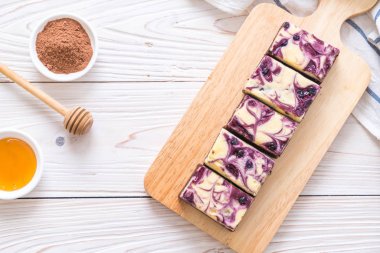 yaban mersini peynir Kek pasta plaka üzerinde