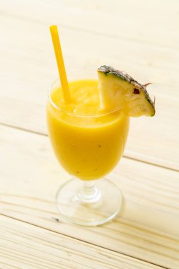 Tahta masada taze ananas suyu bardağı - Sağlıklı içecek