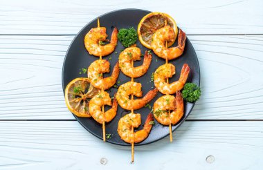 Limon - deniz ürünleri tarzı ile ızgara kaplan karides şiş