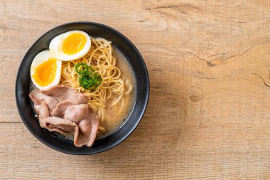 domuz eti ve yumurta - Japon tarzı ile TONKOTSU ramen erişte