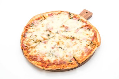 Beyaz arka plan üzerinde izole ıspanak ve pastırma pizza